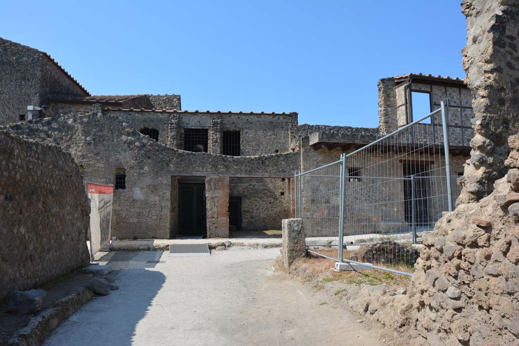 Via di Paquius Proculus, Pompeii. October 2020. 
Looking north from junction with Via di Castricio, between I.10, on left and I.7, on right, during the year of the pandemic. 
Photo courtesy of Klaus Heese.


