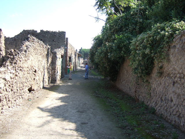 Via di Castricio, Pompeii. december 2018. 
Looking west towards junction of Via di Castricio, on left, with Vicolo dell’ Efebo, on right. Photo courtesy of Aude Durand.

