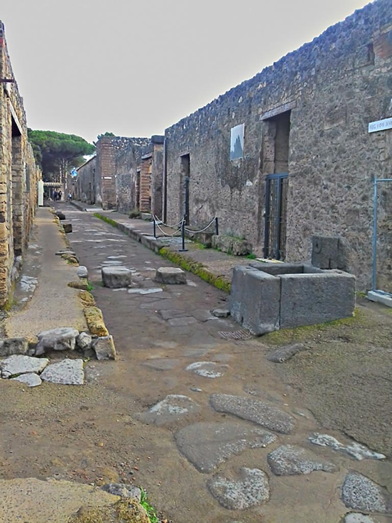 Via di Castricio, south side, Pompeii. 2017/2018/2019.
Looking east from fountain outside I.16.4. Photo courtesy of Giuseppe Ciaramella.
