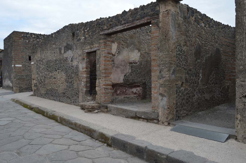 Via di Castricio, Pompeii. October 2017. 
Looking south-east towards junction with Vicolo della Nave Europa, on left, with doorways I.16.1, I.16.1a, in centre, and I.16.2, on right.
Foto Taylor Lauritsen, ERC Grant 681269 DÉCOR.

