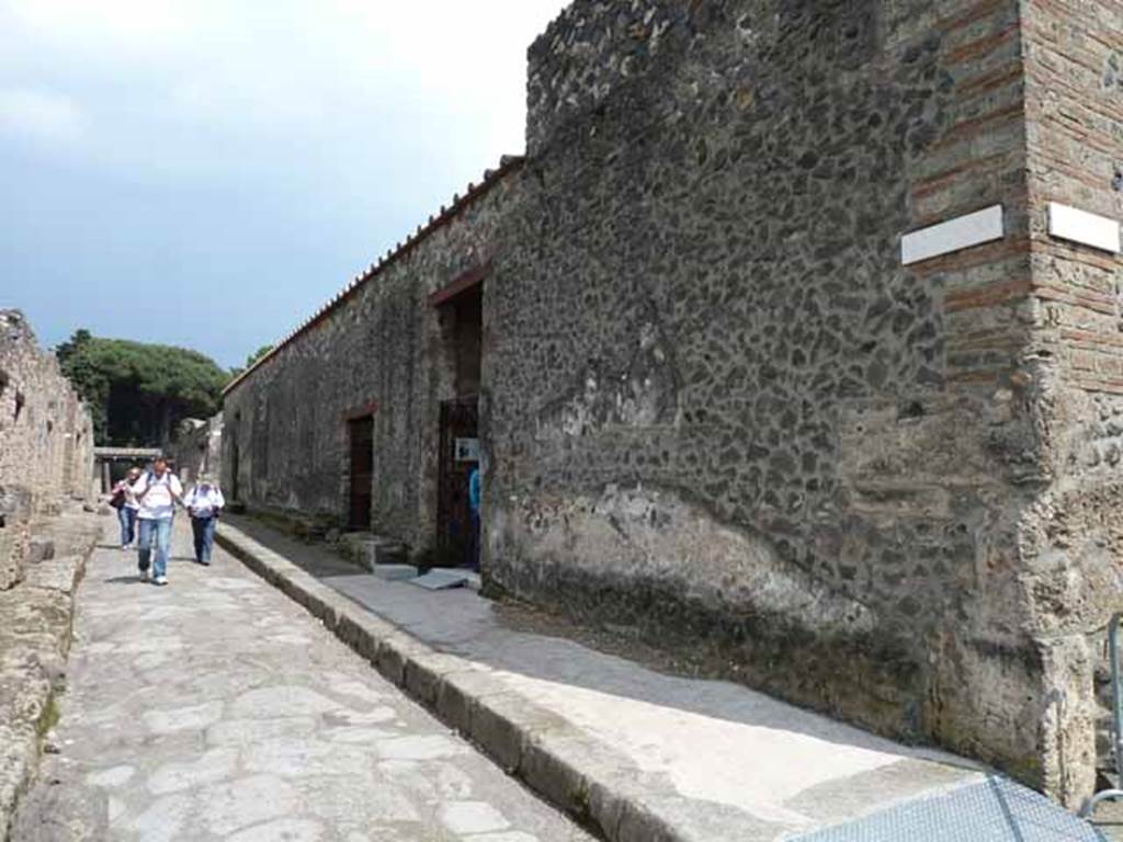 Via di Castricio, south side, May 2010. Looking east along I.15, from junction with Vicolo della Nave Europa.