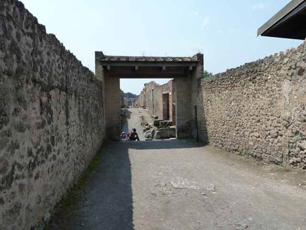 Via di Castricio, May 2010. Looking west between II.9 and II.1.