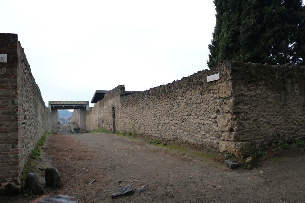 Via di Castricio, Pompeii. December 2018. 
Looking west between II.9 and II.1, from junction with Vicolo di Octavius Quartio, on right. Photo courtesy of Aude Durand.
