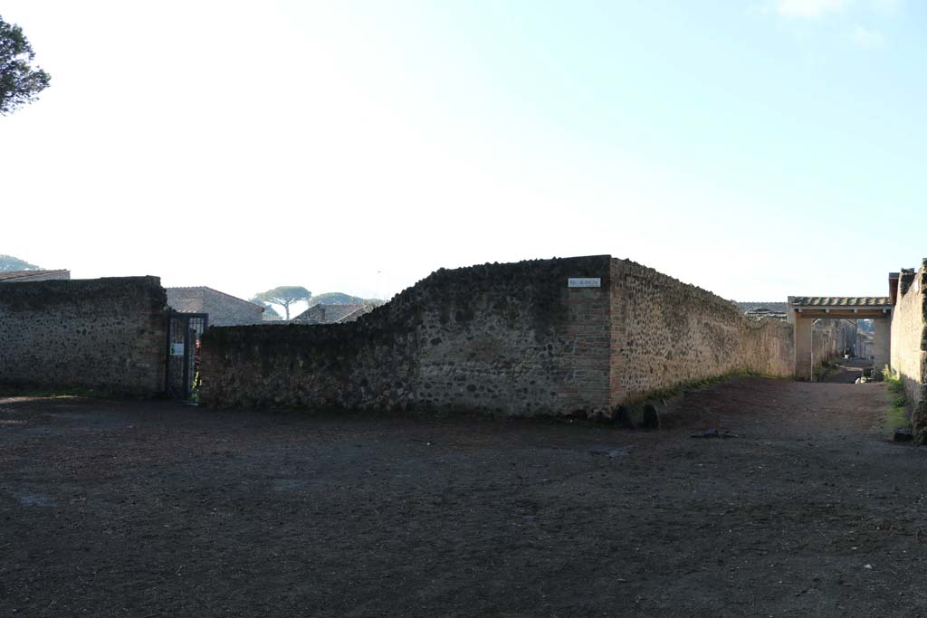 Via di Castricio, on right. December 2018. 
Looking west towards north-east corner of insula II.9, with doorway to II.9.7, on left. Photo courtesy of Aude Durand.

