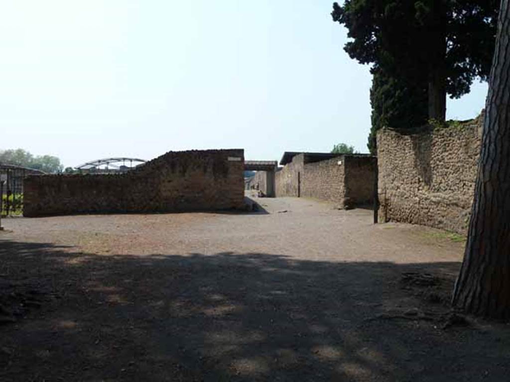 Via di Castricio, May 2010. Looking west towards the junction with Vicolo di Octavius Quartio, on the right. On the left is an unnamed vicolo on the west side of the Palestra, leading south.
