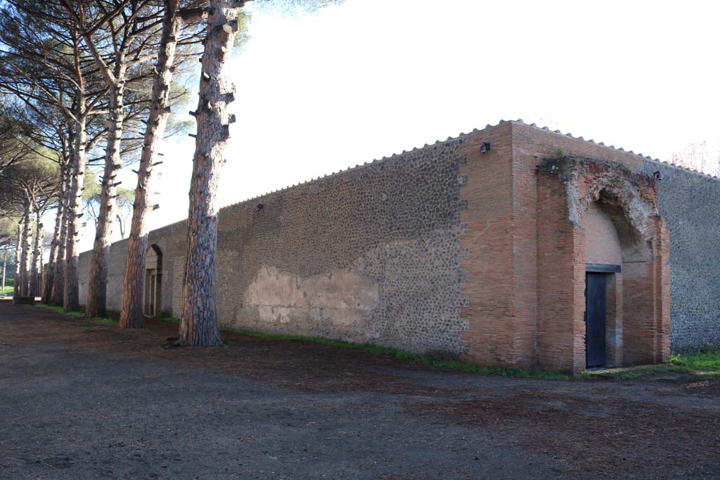 Via di Castricio, on left. December 2018. 
Looking east along south side, with entrance doorway II.7.8, on right. Photo courtesy of Aude Durand
