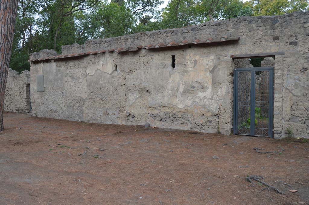 Via di Castricio, north side, Pompeii. October 2017. Front façade with II.3.9, on left, and II.3.8, on right.
Foto Taylor Lauritsen, ERC Grant 681269 DÉCOR.
