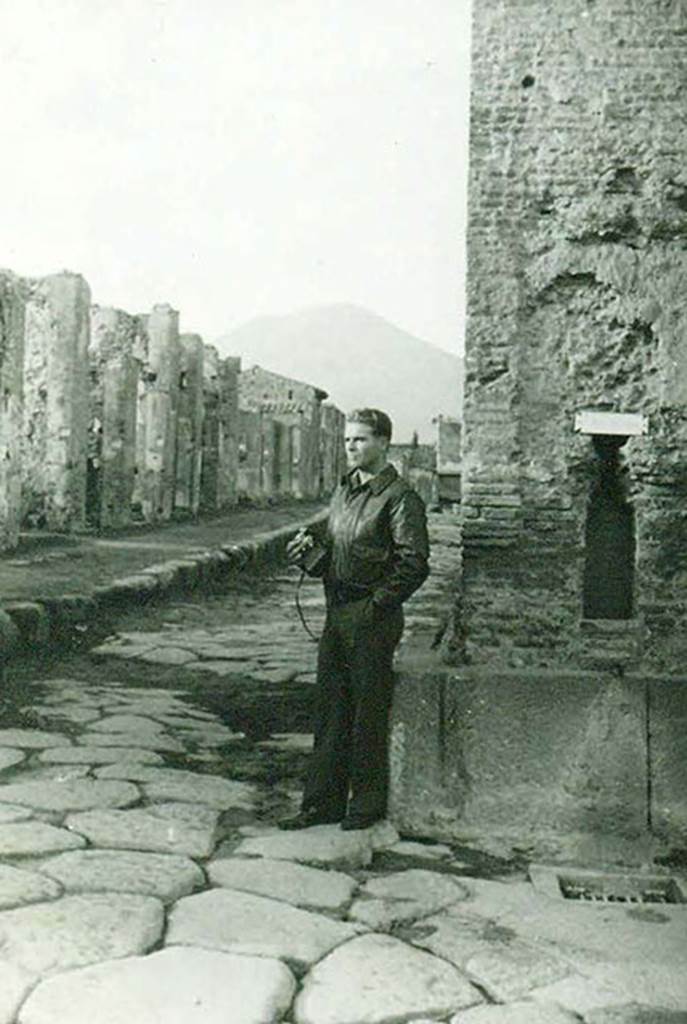 Via di Mercurio at the south end between VI.8 and VI.10. 1945. Looking north through the Arch of Caligula. Photo courtesy of Rick Bauer.

