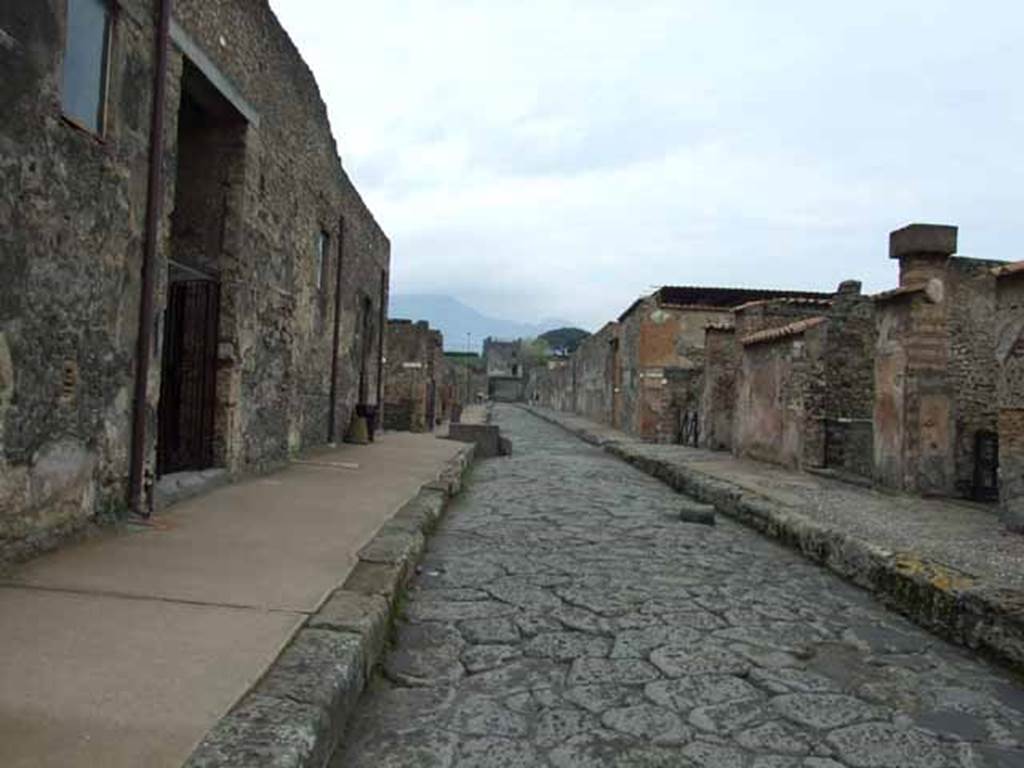 Via di Mercurio, Pompeii. October 2017. Looking north from near VI.10.3, on right, and painted plaster of front façade of VI.10.2.
Foto Taylor Lauritsen, ERC Grant 681269 DÉCOR.

