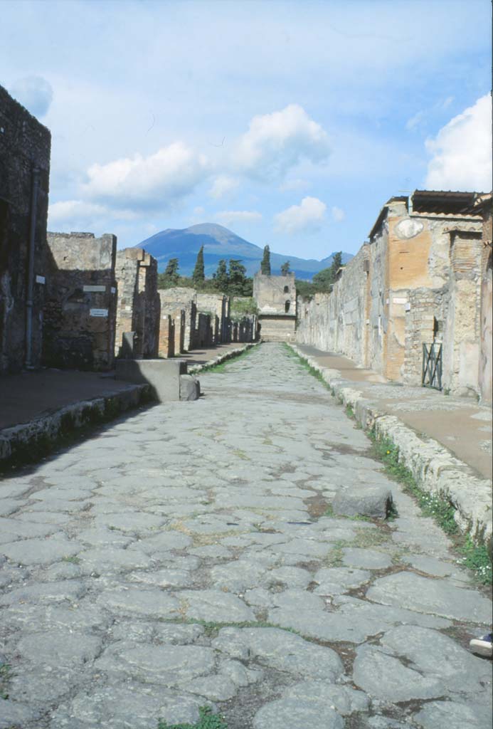 Via di Mercurio, Pompeii. October 1992. 
Looking north towards fountain and crossroads at junction with Vicolo di Mercurio.
Photo by Louis Méric courtesy of Jean-Jacques Méric.
