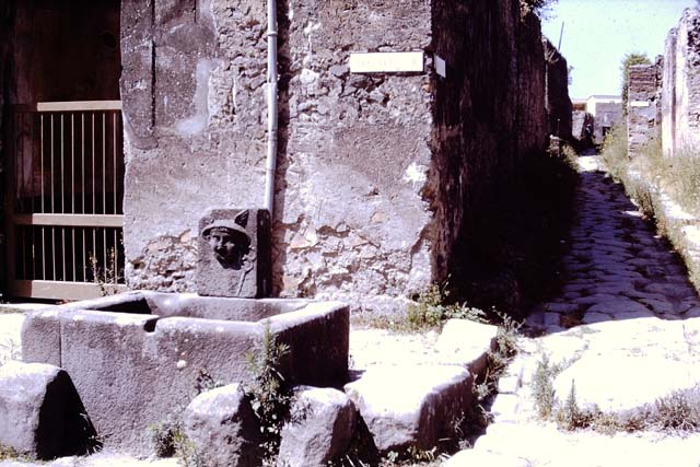 Via di Mercurio, Pompeii. October 2018. Looking north-west towards Vicolo di Mercurio, on left. 
Foto Taylor Lauritsen, ERC Grant 681269 DÉCOR.
