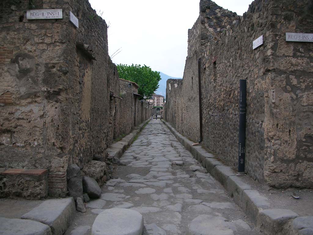 Via di Nocera, Pompeii. August 2021. 
Looking south between II.1 and I.13, from junction with Via dell’Abbondanza. Photo courtesy of Robert Hanson.
