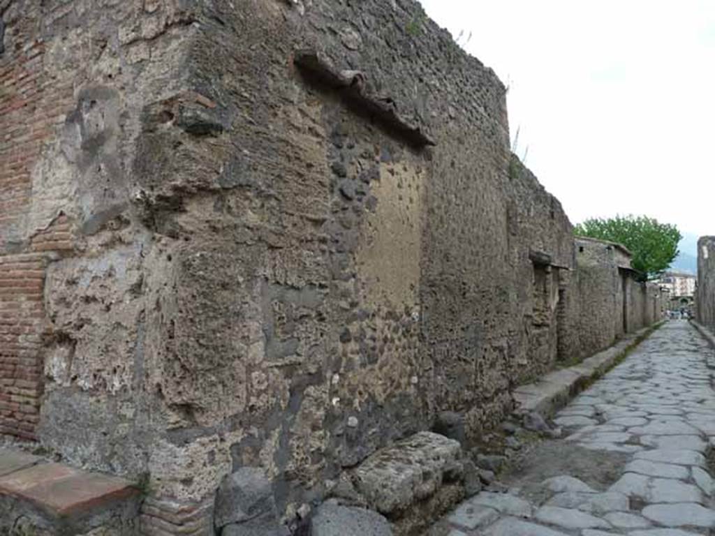 Via di Nocera, west side, Pompeii. October 2022. 
Looking south along west side of roadway from junction with Via dell’Abbondanza. Photo courtesy of Klaus Heese. 

