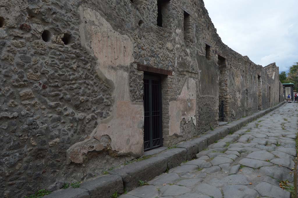 Via di Nocera, west side, Pompeii.  October 2017. Looking north towards entrance doorway of I.13.9, in centre. 
Foto Taylor Lauritsen, ERC Grant 681269 DÉCOR.
