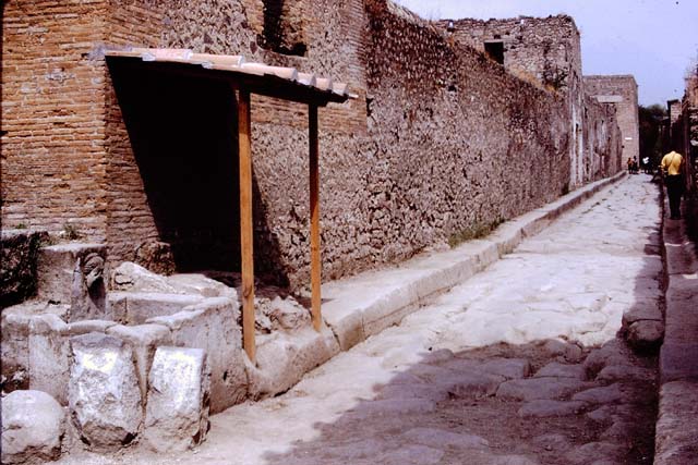 Via di Nocera, Pompeii. 1964. Looking north along I.13 on the west side of Via di Nocera. Photo by Stanley A. Jashemski.
Source: The Wilhelmina and Stanley A. Jashemski archive in the University of Maryland Library, Special Collections (See collection page) and made available under the Creative Commons Attribution-Non Commercial License v.4. See Licence and use details.
J64f1120

