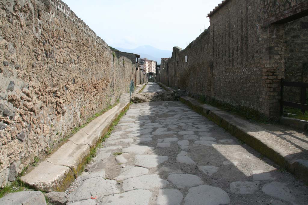 Via di Nocera, September 2004. Looking south between II.9 and I.14.  from the junction with Via di Castricio.