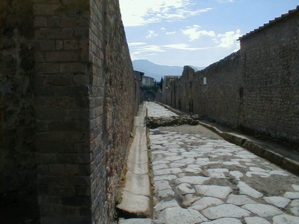 Via di Nocera, September 2004. Looking south between II.9 and I.14.  from the junction with Via di Castricio.
