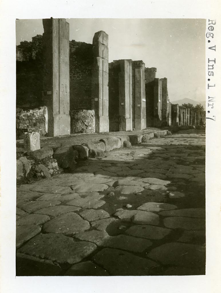 Via di Nola, Pompeii, north side. 1964. Looking east along V.1 from near V.1.2.   Photo by Stanley A. Jashemski.
Source: The Wilhelmina and Stanley A. Jashemski archive in the University of Maryland Library, Special Collections (See collection page) and made available under the Creative Commons Attribution-Non Commercial License v.4. See Licence and use details.
J64f1094

