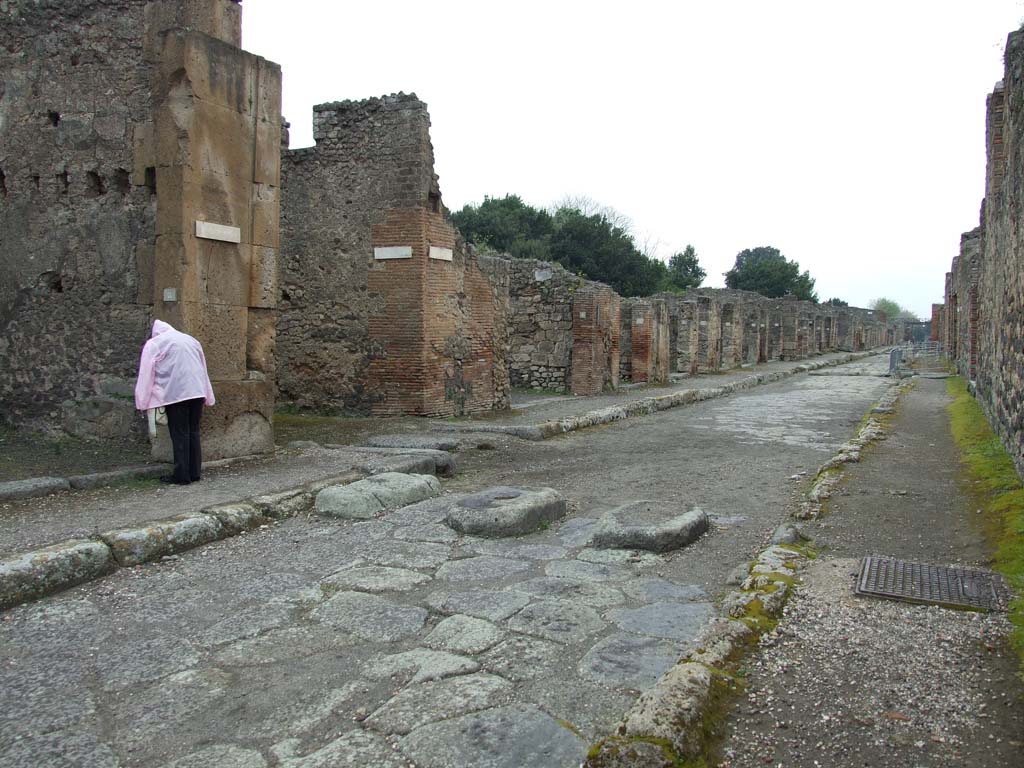 Via di Nola, north side, Pompeii. January 2017. 
Looking west along insula V.1 towards the crossroads, from near V.1.8, and junction with Vicolo di Cecilio Giocondo, on right.
Foto Annette Haug, ERC Grant 681269 DÉCOR.
