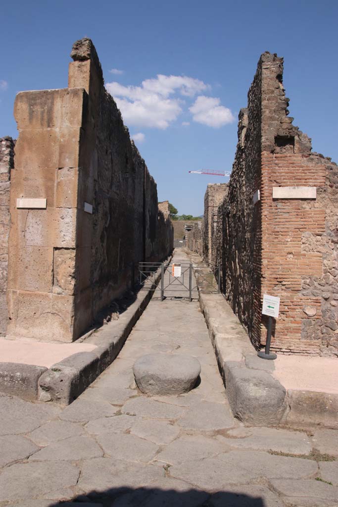 Via di Nola, Pompeii. December 2018. 
Looking north-east to front façade of V.2.1 on east side of junction with Vicolo di Cecilio Giocondo, on left. Photo courtesy of Aude Durand.


