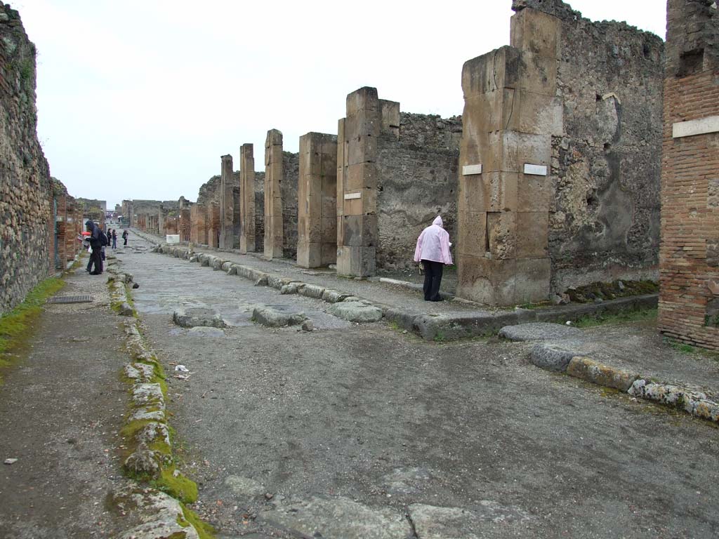 Via di Nola, north side. September 2021. Pompeii. 
Looking north between V.1, on left, and V.2, on right, on Vicolo di Cecilio Giocondo.
Photo courtesy of Klaus Heese.

