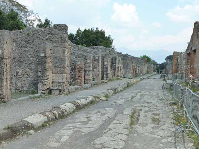 Via di Nola, Pompeii, north side. June 2019. Looking north-east along V.2, from junction with Vicolo di Cecilio Giocondo.
Foto Taylor Lauritsen, ERC Grant 681269 DÉCOR.

