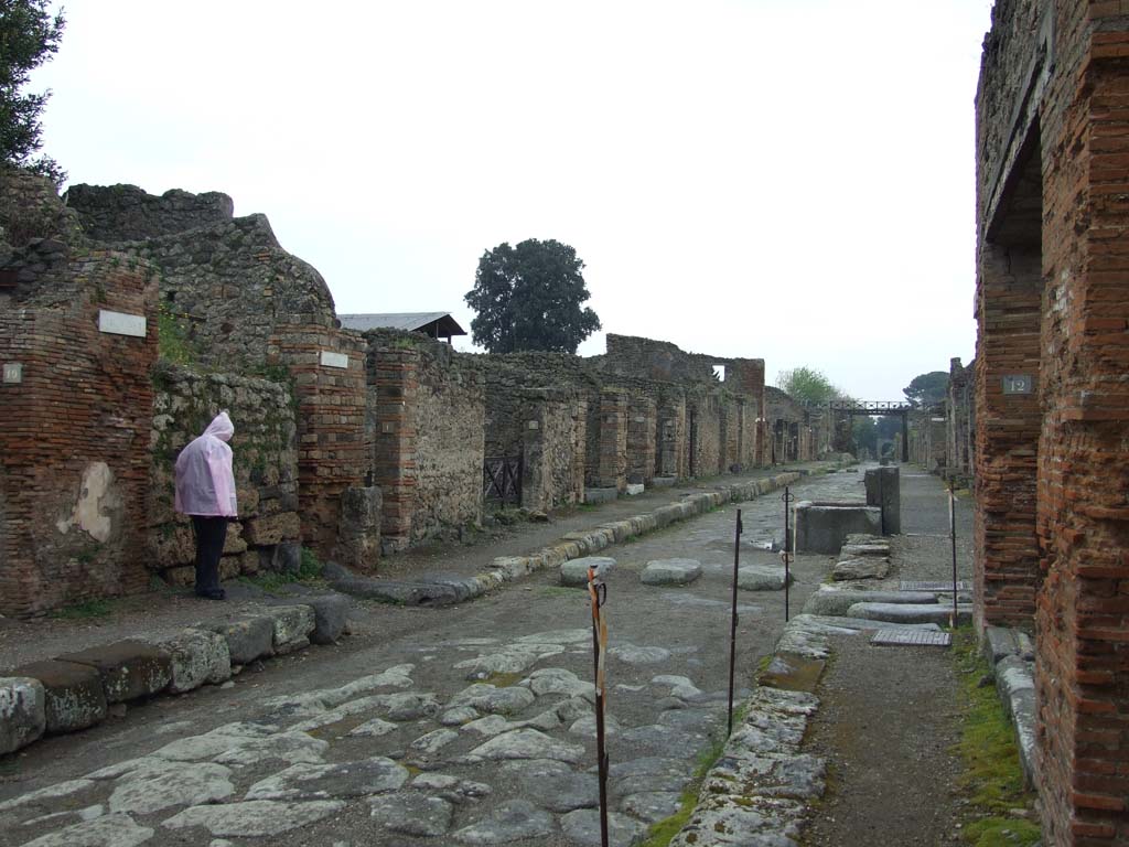 Via di Nola, north side, Pompeii. March 2017. Looking towards entrance doorways to V.2.11, on left, and V.2.12, in centre.
Foto Christian Beck, ERC Grant 681269 DÉCOR.

