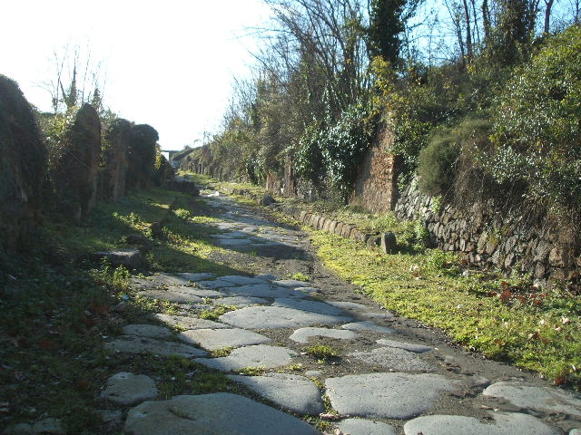 Via di Nola. December 2004. Looking west between III.11 and IV.5. from near the Nola Gate. 