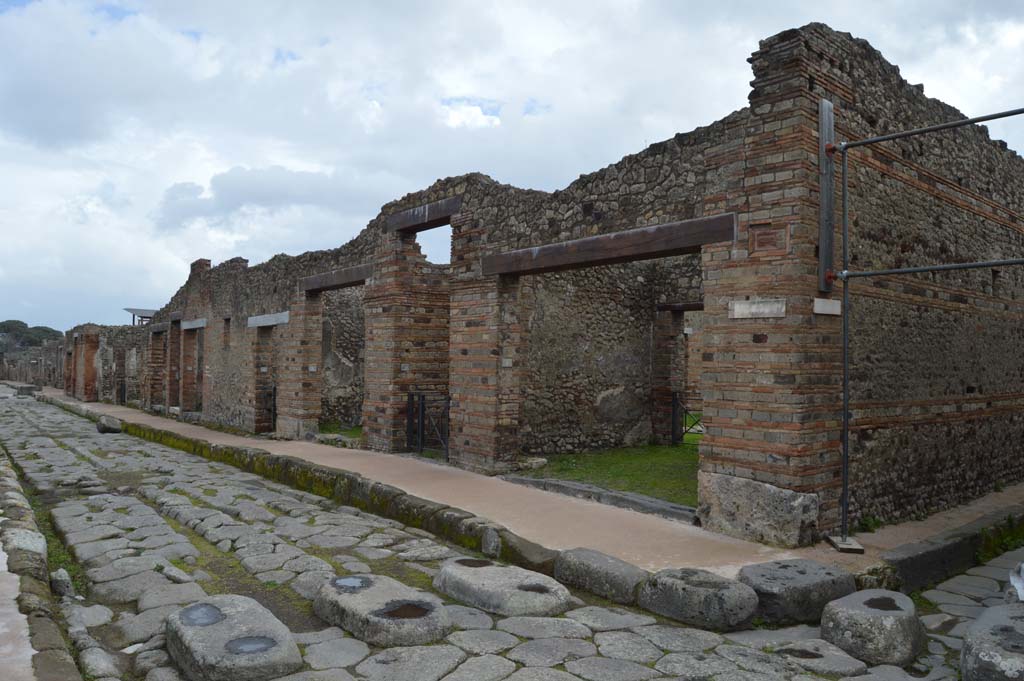 Via di Nola, south side, Pompeii. March 2018. Looking east from IX.5.1, on right, next to Vicolo di Tesmo. 
Foto Taylor Lauritsen, ERC Grant 681269 DÉCOR.
