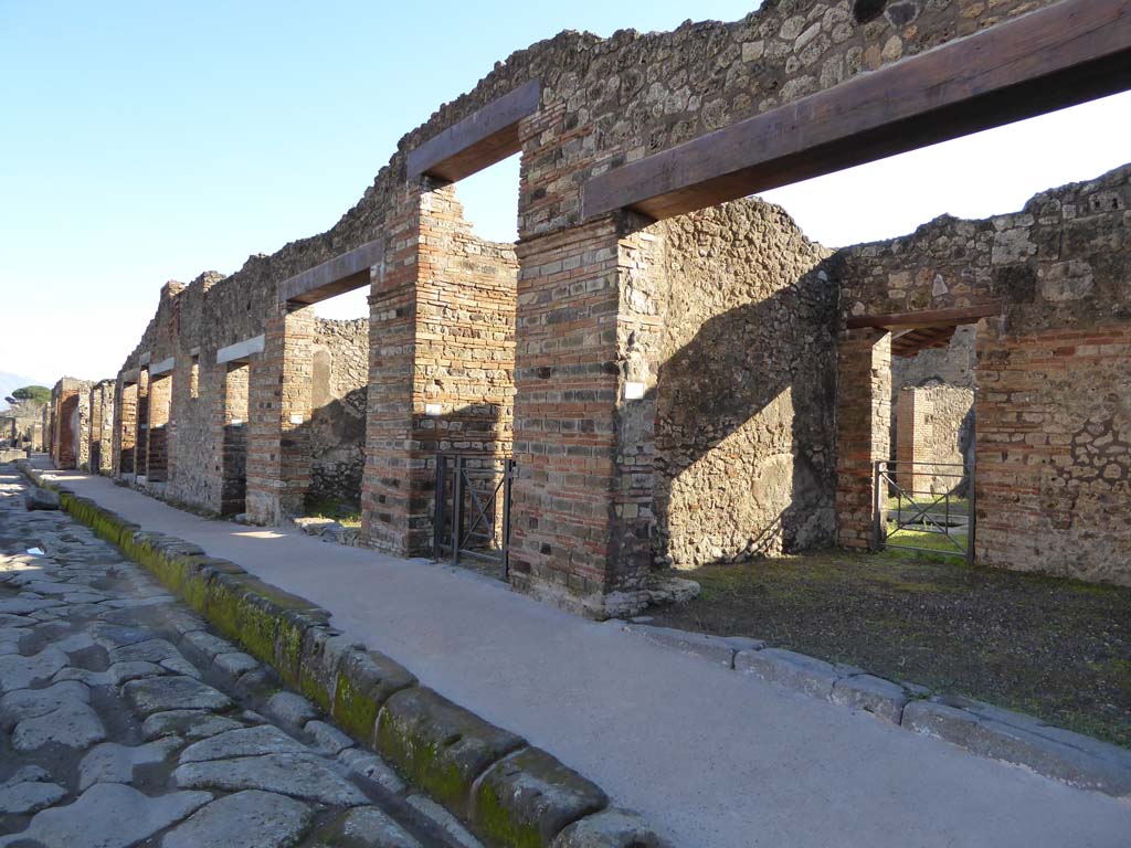 Via di Nola, south side, Pompeii. January 2017. Looking east from IX.5.1, on right.
Foto Annette Haug, ERC Grant 681269 DÉCOR.

