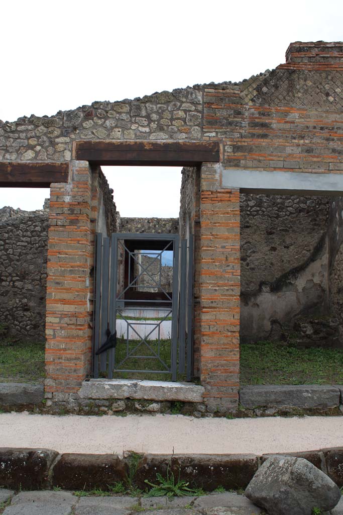 Via di Nola, south side, Pompeii. May 2019. 
Looking towards entrance doorways to IX.5.8, on left, and IX.5.7, on right.
Foto Christian Beck, ERC Grant 681269 DÉCOR.
