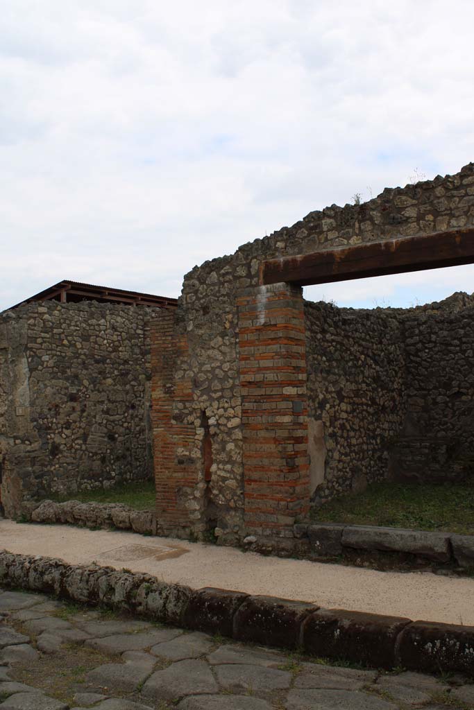 Via di Nola, south side, Pompeii. May 2019. 
Entrance doorways to IX.5.9, on left, and IX.5.8, in centre.
Foto Christian Beck, ERC Grant 681269 DÉCOR.
