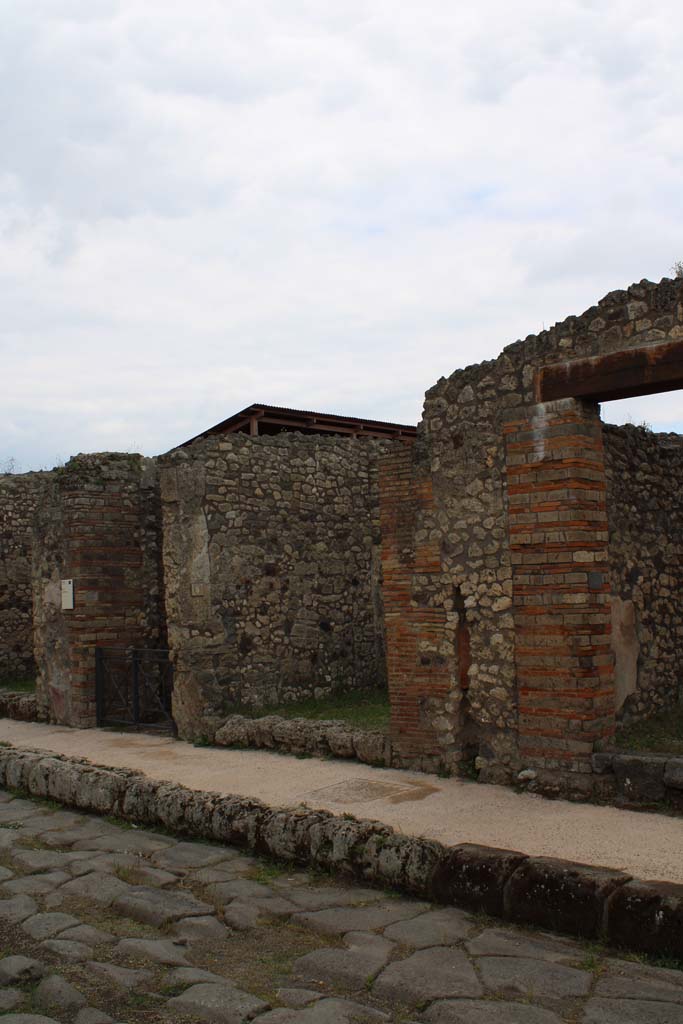 Via di Nola, south side, Pompeii. March 2019. Looking east with IX.5.10, IX.5.9, and IX.5.8, in centre of photo.
Foto Taylor Lauritsen, ERC Grant 681269 DÉCOR.
