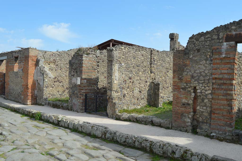Via di Nola, south side, Pompeii. March 2019. Looking west from IX.5.10, on left, towards IX.5.5, on right.
Foto Taylor Lauritsen, ERC Grant 681269 DÉCOR.
