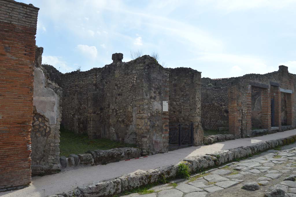 Via di Nola, south side, Pompeii. May 2019. 
Looking towards IX.5.10, on right, and front façade of IX.5.11, on left.
Foto Christian Beck, ERC Grant 681269 DÉCOR.
