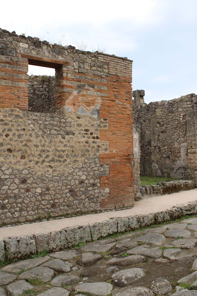 Via di Nola, south side, Pompeii. May 2019. 
Front façade on west side of entrance doorway into IX.5.11.
Foto Christian Beck, ERC Grant 681269 DÉCOR.

