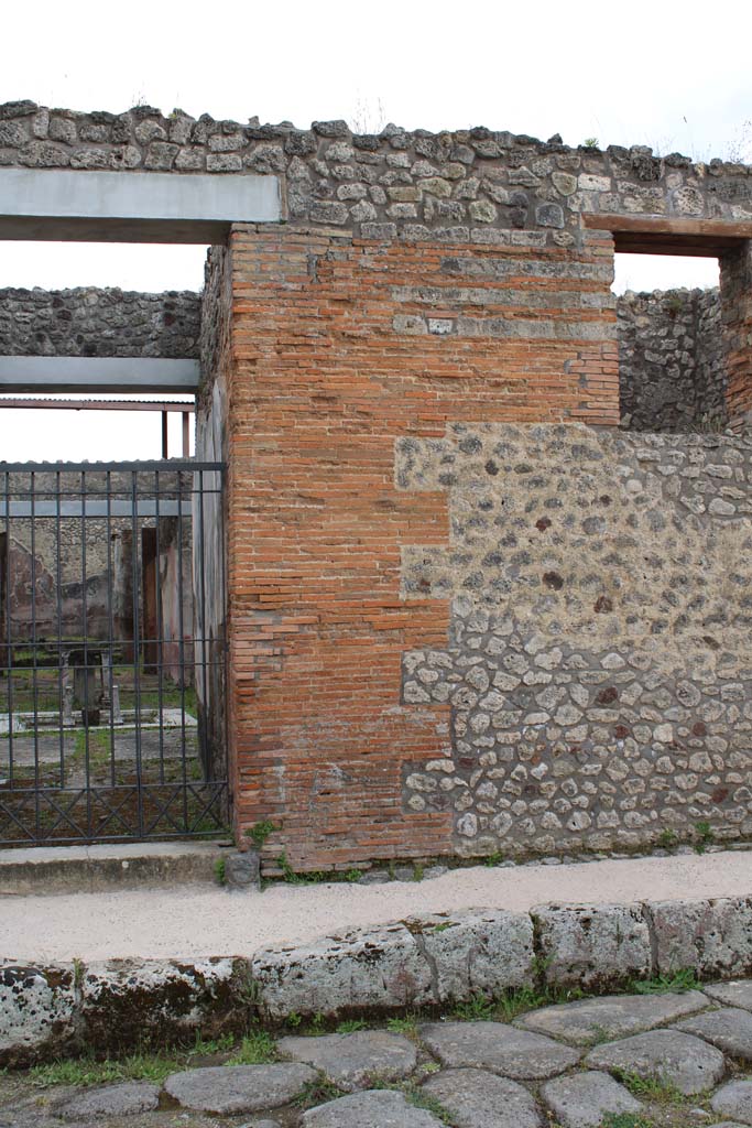 Via di Nola, south side, Pompeii. May 2019. Entrance doorway into IX.5.11.
Foto Christian Beck, ERC Grant 681269 DÉCOR.
