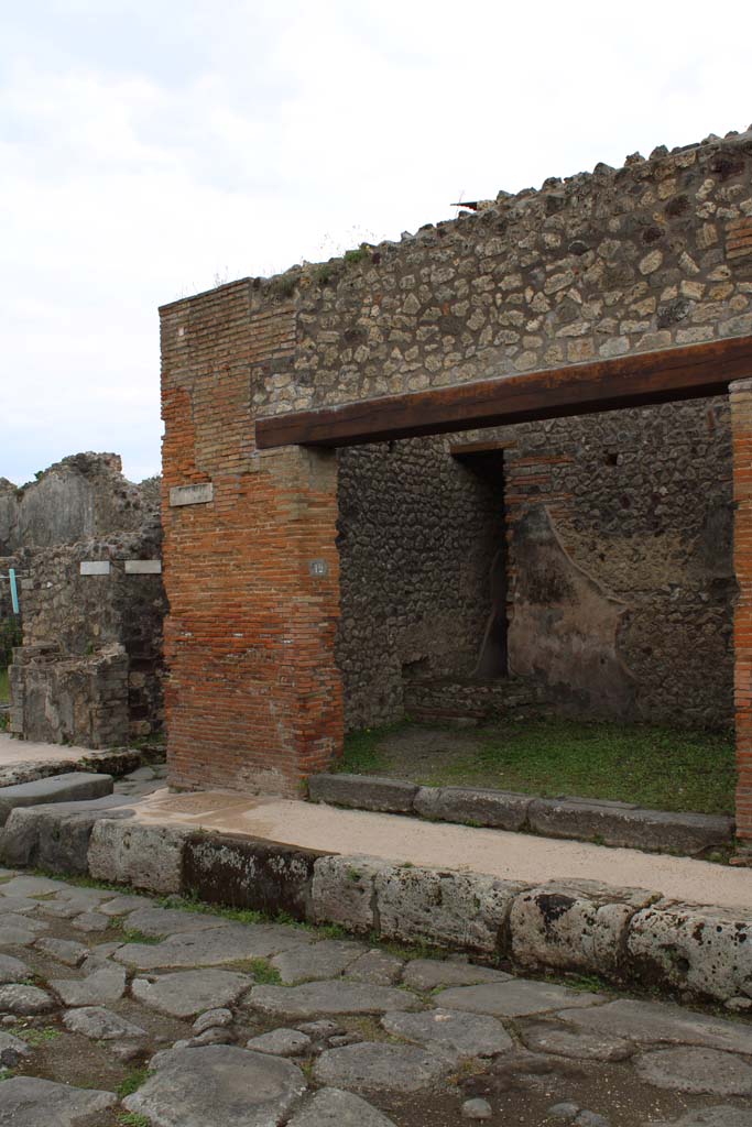 Via di Nola, south side, Pompeii. March 2017.
Looking south to pilaster on east side of doorway of IX.5.12 on corner junction with Vicolo del Centenario. 
Foto Christian Beck, ERC Grant 681269 DÉCOR.
