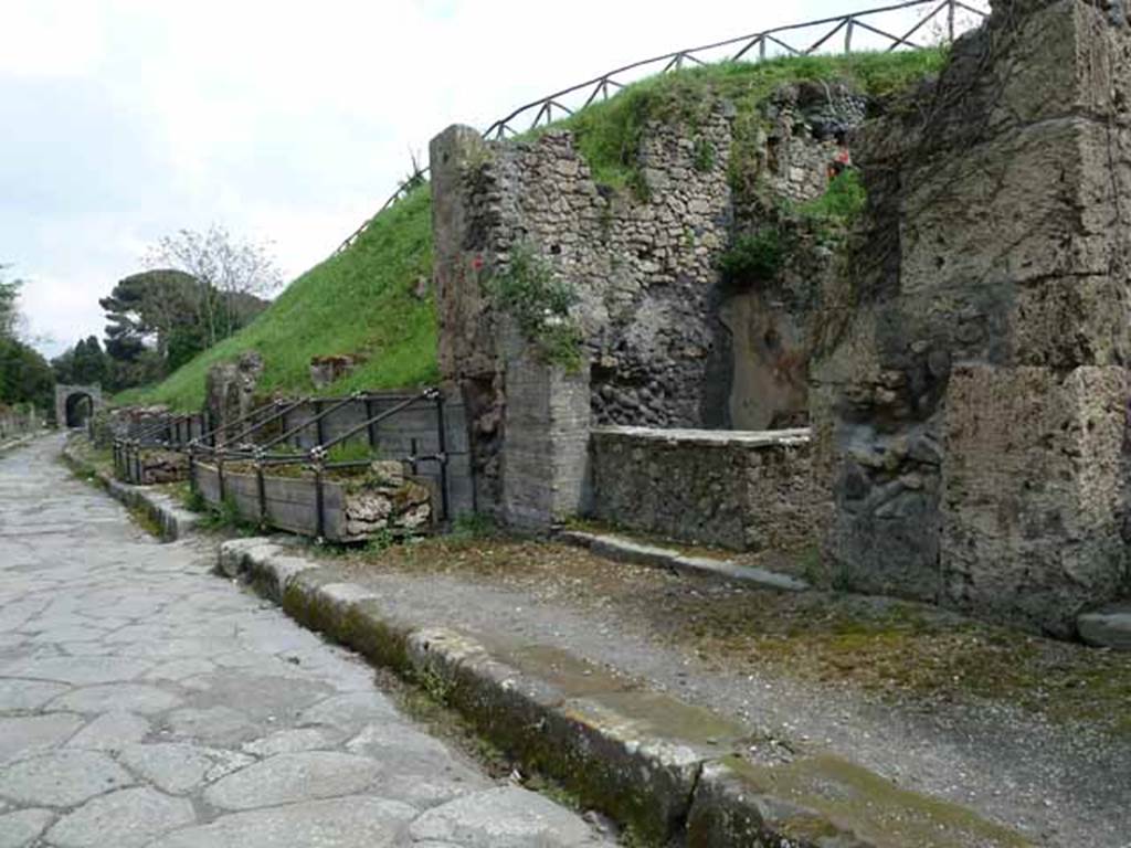 Via di Nola, south side, Pompeii. October 2017. Looking east along III.9, from unexcavated roadway, on right.
Foto Taylor Lauritsen, ERC Grant 681269 DÉCOR.
