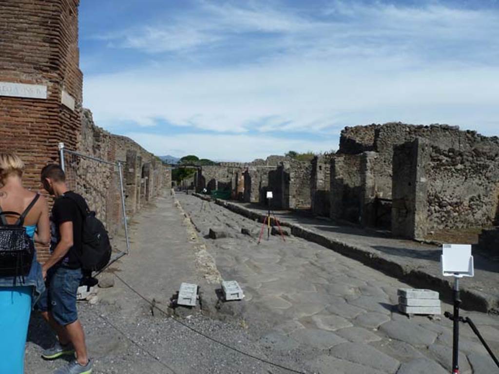 Via di Nola, Pompeii. June 2019. Looking east, with V.4.2, on left and IX.9, on right. Photo courtesy of Buzz Ferebee.
