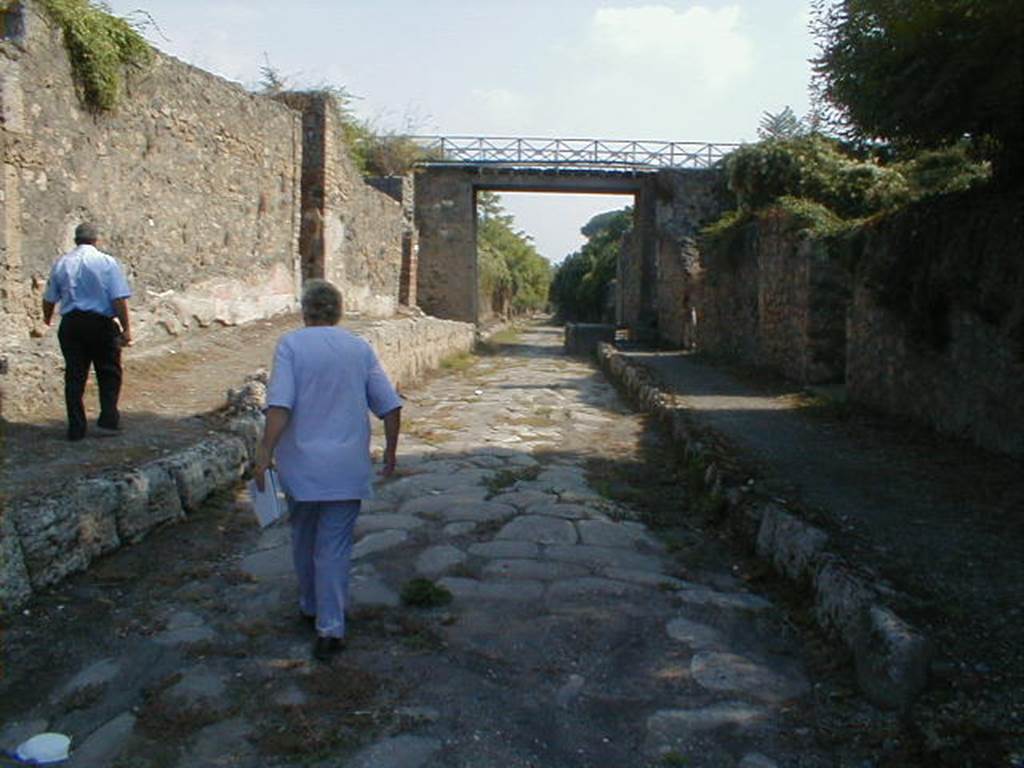 Via di Nola, May 2010. Looking east towards junction with Vicolo dei Gladiatori on the left, and unnamed vicolo on the right.