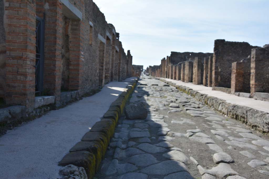 Via di Nola, Pompeii. March 2017. Looking west from IX.5.7 and IX.5.6, on left, and V..12, on right.
Foto Christian Beck, ERC Grant 681269 DÉCOR.

