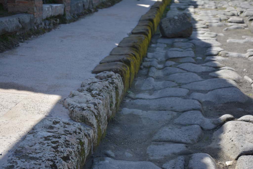 Via di Nola, Pompeii. March 2017. Looking west along roadway from IX.5.7 and IX.5.6, on left.
Foto Christian Beck, ERC Grant 681269 DÉCOR.
