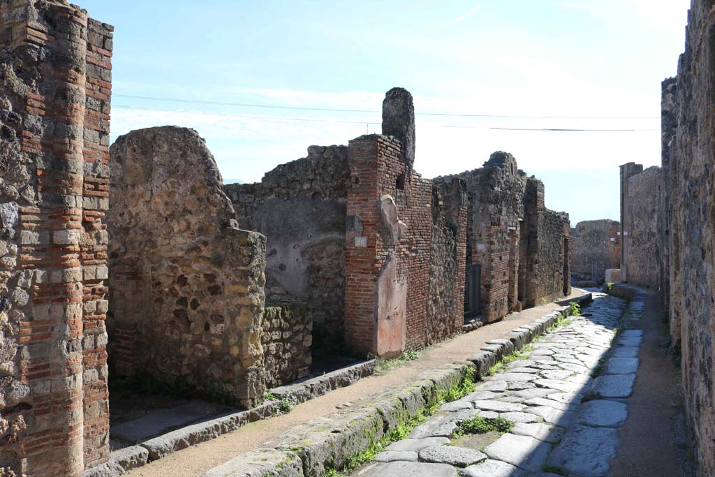 Vicolo Storto, Pompeii. December 2018. Looking south between VII.2.25, on left, and VII.4, on right. Photo courtesy of Aude Durand.