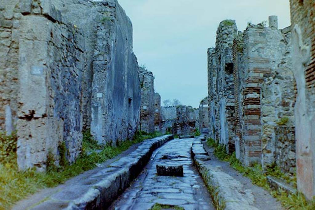 Vicolo Storto, Pompeii. 4th April 1980, pre earthquake. Looking north between VII.4.35 and VII.2.26. Photo courtesy of Tina Gilbert.

