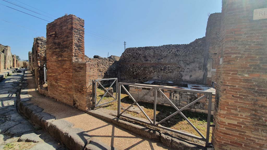 Vicolo Storto, Pompeii, on left. December 2018.
Junction with Via degli Augustali, on right, at corner of VII.2.32/33. Photo courtesy of Aude Durand.
