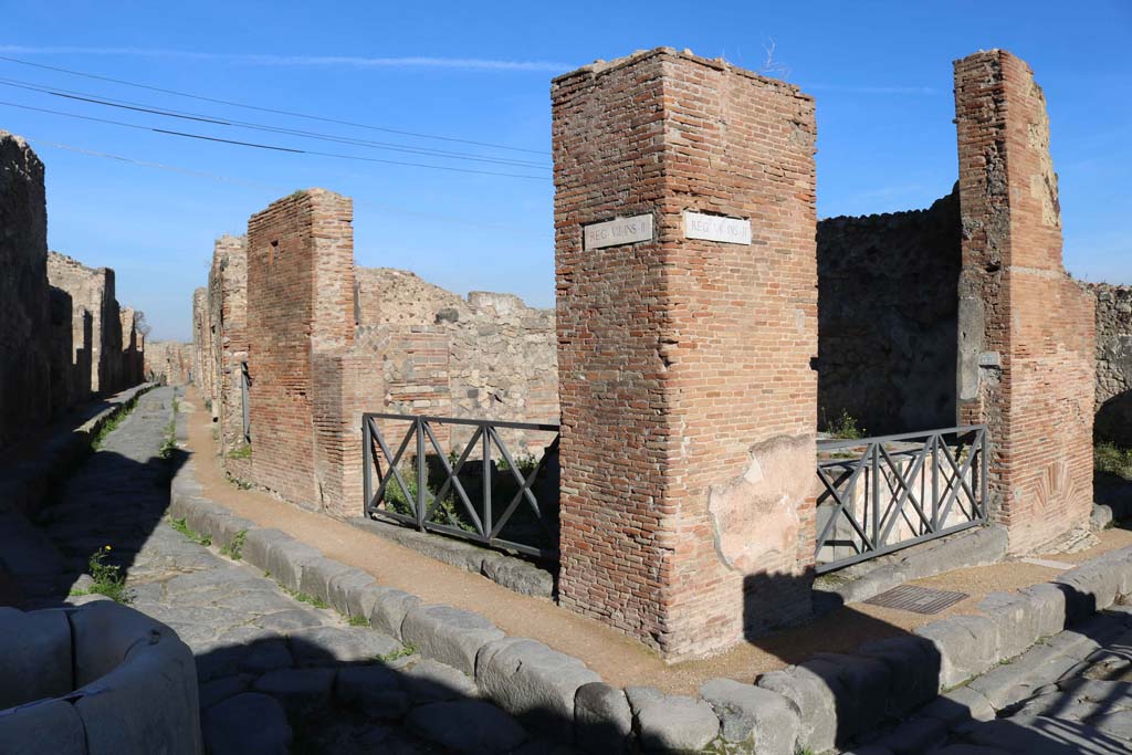 Vicolo Storto, Pompeii, on left, and VII.2.32, left of centre, with VII.2.33, on right. March 2018. 
Looking towards entrances at junction of Vicolo Storto, on left and Via degli Augustali, on right.  
Foto Taylor Lauritsen, ERC Grant 681269 DÉCOR.


