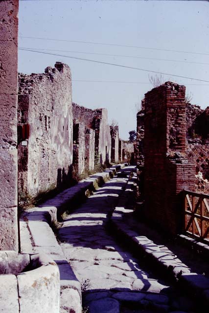 Vicolo Storto between VII.4 and VII.2, Pompeii. 1978. Looking north from junction with Via degli Augustali. Photo by Stanley A. Jashemski.   
Source: The Wilhelmina and Stanley A. Jashemski archive in the University of Maryland Library, Special Collections (See collection page) and made available under the Creative Commons Attribution-Non Commercial License v.4. See Licence and use details. J78f0571
