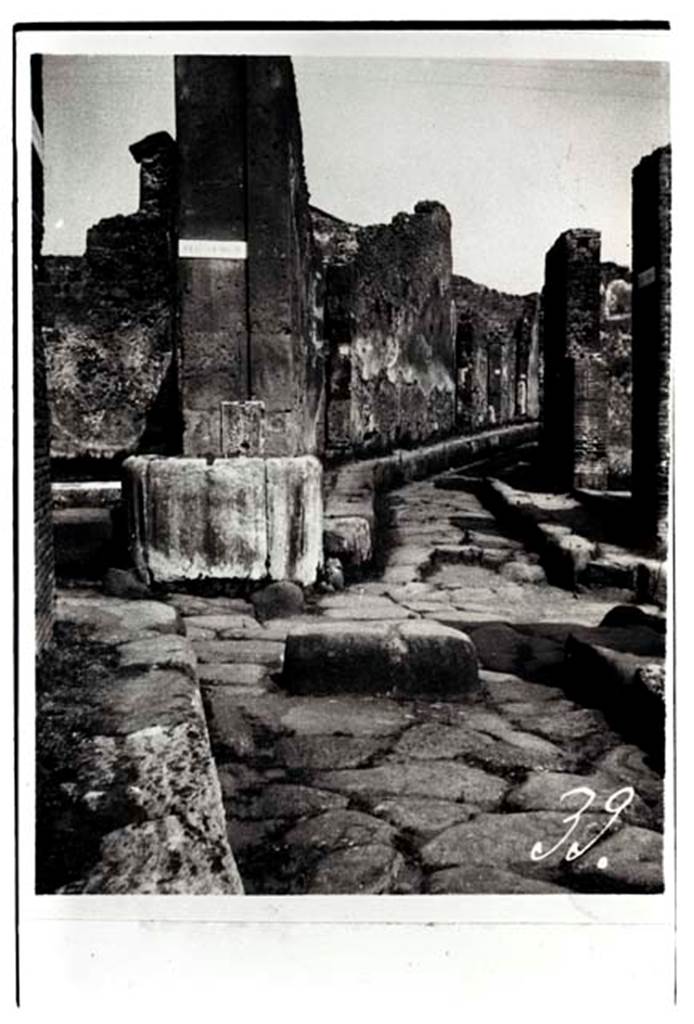 Vicolo Storto, east side, Pompeii. March 2018.  
Looking south towards entrance doorway of VII.2.32 on corner of Vicolo Storto, at junction with Via degli Augustali, with Vicolo di Eumachia, on right ahead.
Foto Taylor Lauritsen, ERC Grant 681269 DÉCOR.
