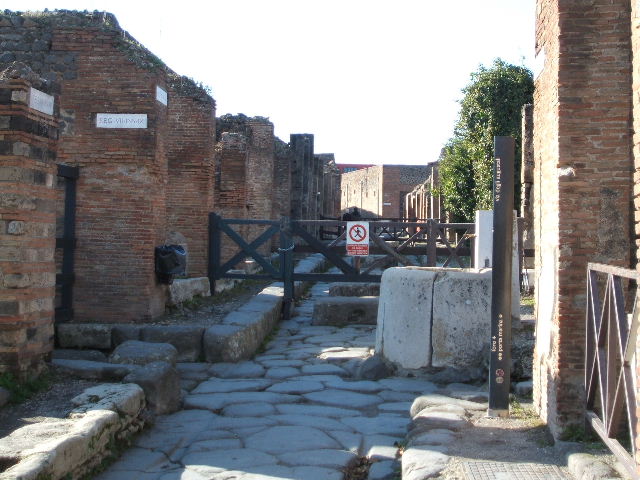 Via degli Augustali between VII.9 and VII.4. December 2004.Looking west from crossroads with Vicolo Storto, on right. 
